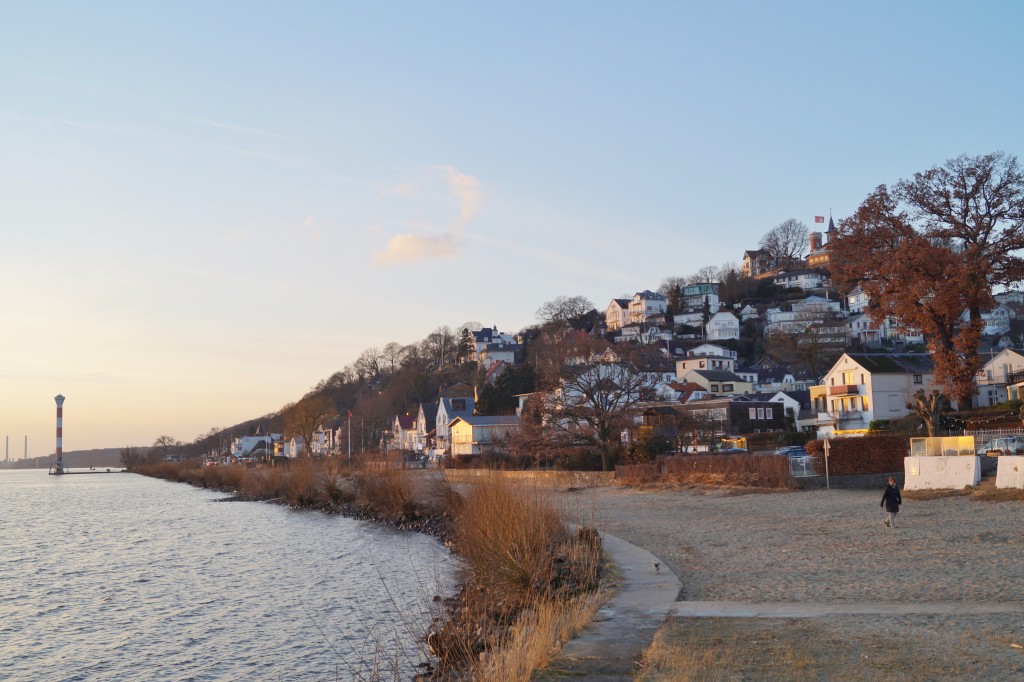 In Gummistiefeln am Blankeneser Strand