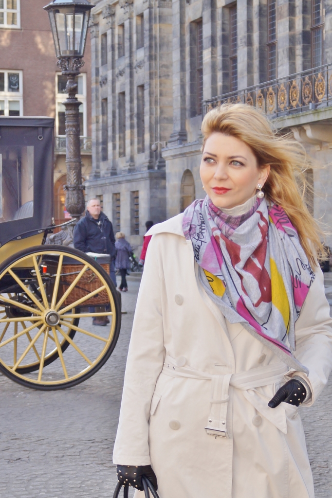 In Overknees und Trenchcoat durch Amsterdam