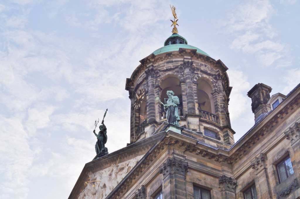 In Overknees und Trenchcoat durch Amsterdam