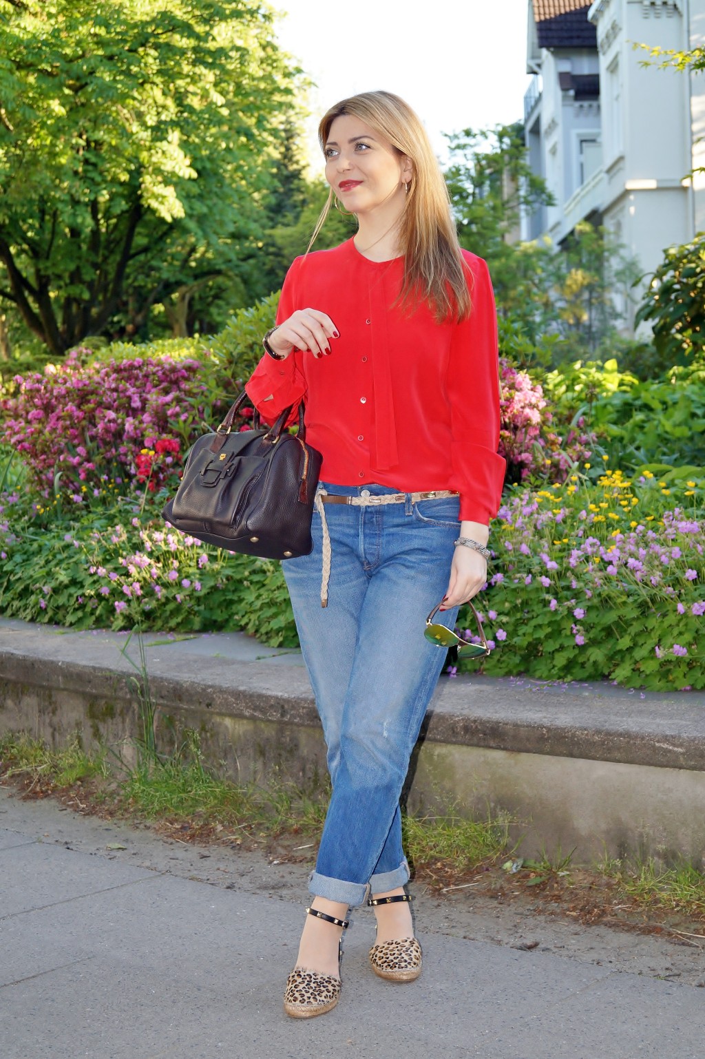 Casual Chic Rote Seidenbluse zu Jeans