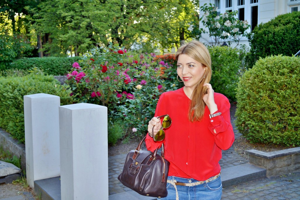 Casual Chic Rote Seidenbluse zu Jeans