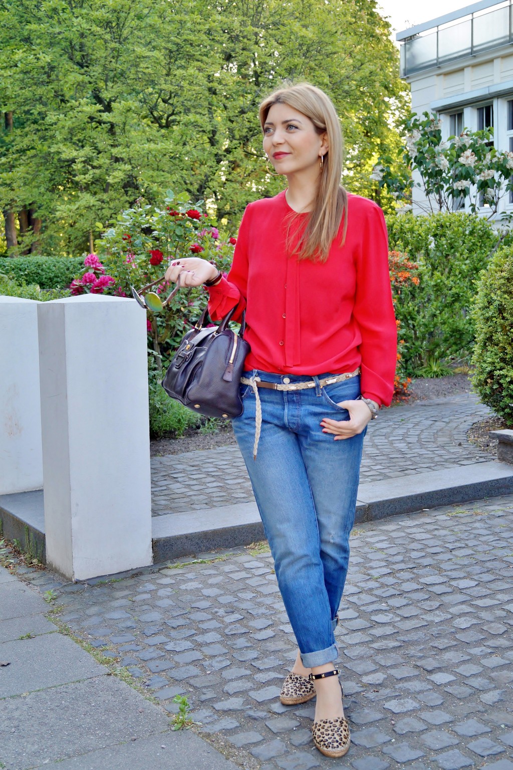Casual Chic Rote Seidenbluse zu Jeans