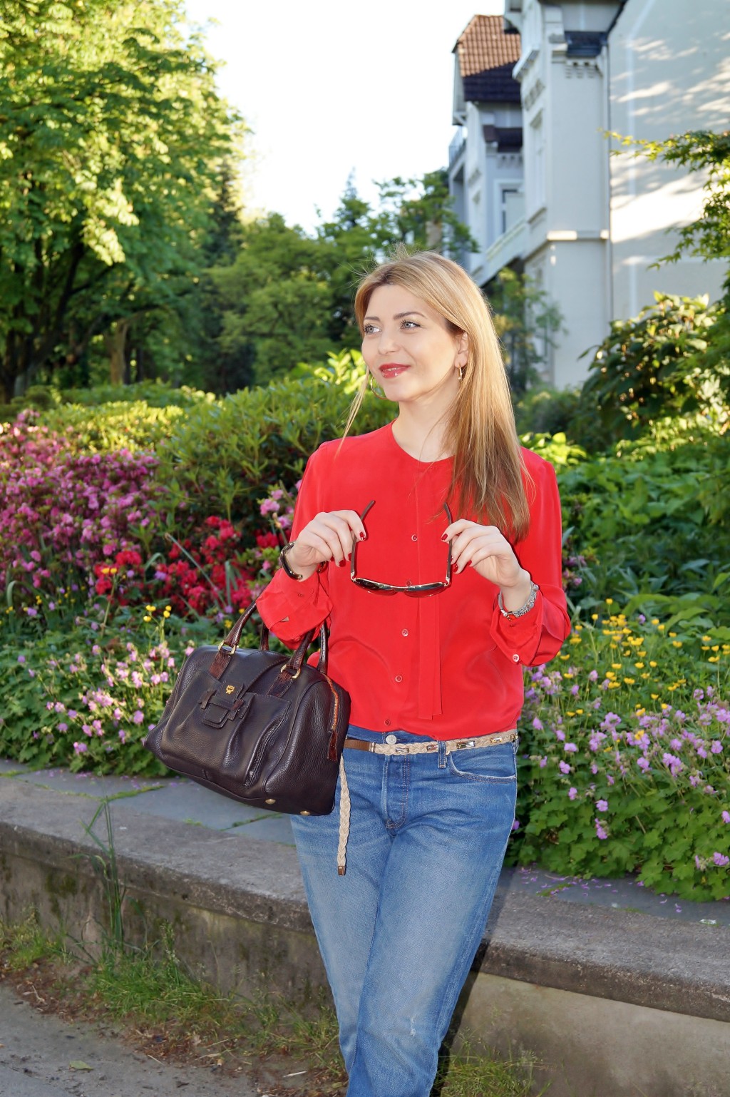 Casual Chic Rote Seidenbluse zu Jeans